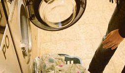 Idą do pralni, żeby wysłać maila