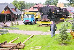 Lokomotywa przejechała szosą