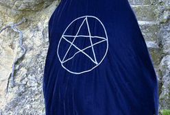 Bush godzi się na pogańskie symbole na cmentarzu