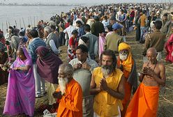 Hindusi świętują Połowy Dzbana, pół mln ludzi wykąpało się w Gangesie