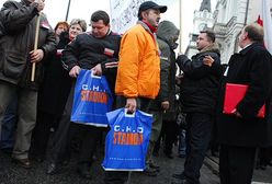 Przepychanki między strajkującymi kupcami i policją