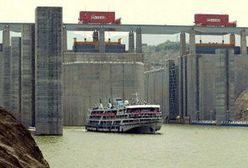 Muł utrudnia żeglugę na rzece Jangcy