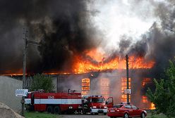 Trwa dogaszanie pożaru w byłej stoczni jachtowej w Szczecinie