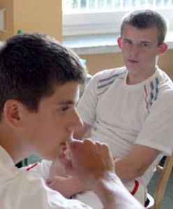 Policjant pobił czterech nastolatków