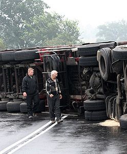 Przewrócony TIR blokuje przejazd przez most w Santoku