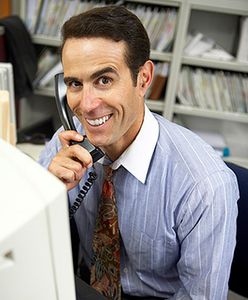 Szczęśliwy pracownik pracuje wydajniej