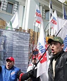 "Nasi" kończą blokadę ambasady Estonii