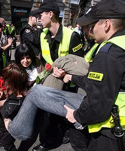 Coraz więcej policjantów zrzuca mundur