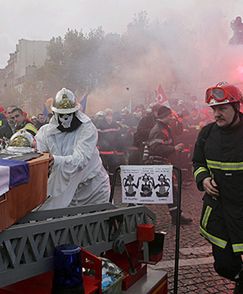 W Paryżu strażacy starli się z policja, 15 osób jest rannych