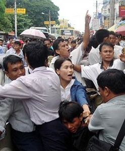 Mnisi uwięzili oficjeli, bo ceny paliw wzrosły o 500%