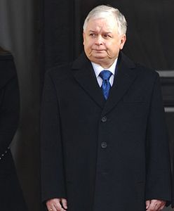 Prezydent obdarowuje gości filiżankami