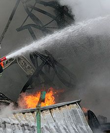 Pożar hali składu budowlanego w Skawinie