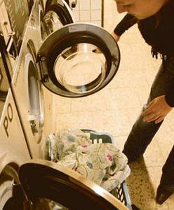 Idą do pralni, żeby wysłać maila