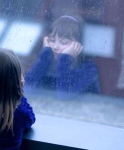 Okno ciągnie dziecko