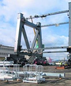 Gdyńska portowa spółka montuje gigantyczne suwnice