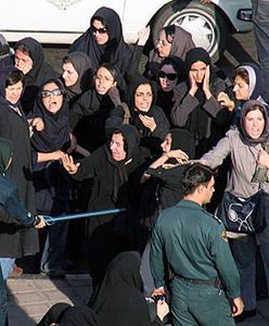 Rozpędzona demonstracja kobiet domagających się równouprawnienia