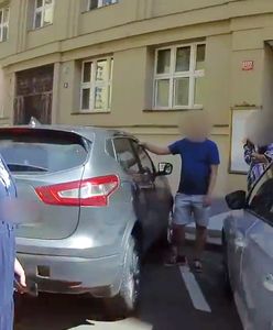 Matka zostawiła dziecko w rozgrzanym aucie. Policjanci pokazali dramatyczny moment interwencji