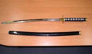 Rzucił się z mieczem "samurajskim" na policjantów