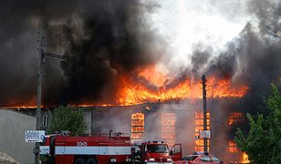 Trwa dogaszanie pożaru w byłej stoczni jachtowej w Szczecinie