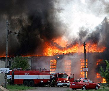 Trwa dogaszanie pożaru w byłej stoczni jachtowej w Szczecinie