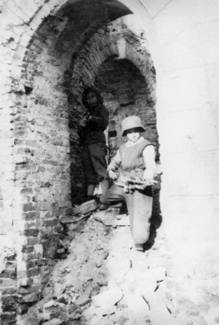 Dzieci na ruinach Starówki, 1944 r. 
