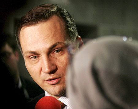 Sikorski: sprawa wspólnego funduszu NATO wciąż kontrowersyjna