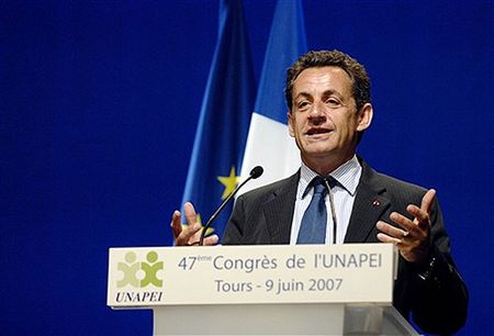 Uczeń zaatakował Nicolasa Sarkozy'ego butelką