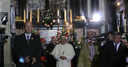 Papież modlił się na Wawelu