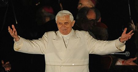 Benedykt XVI udziela sakramentów podczas mszy Wigilii Paschalnej
