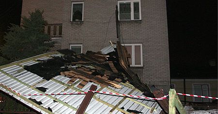 Zerwany dach, zawalony komin - w nocy ma wiać jeszcze mocniej