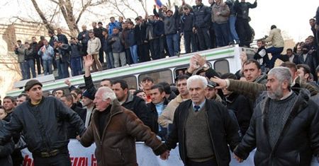 8 osób zginęło w starciach w Armenii