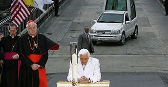 Papież modlił się w "Strefie Zero"