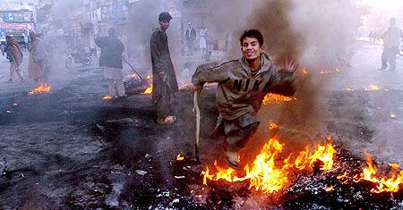 Już 40 ofiar śmiertelnych zamieszek po śmierci Bhutto