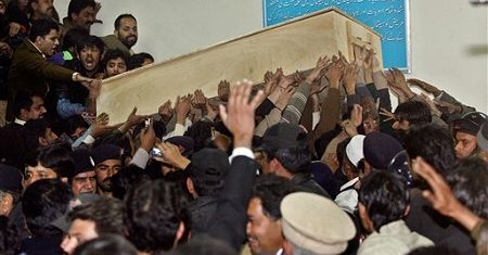 Pakistańczycy tłumnie pożegnali Benazir Bhutto