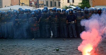 Trzech włoskich policjantów rannych w starciach z przeciwnikami Busha