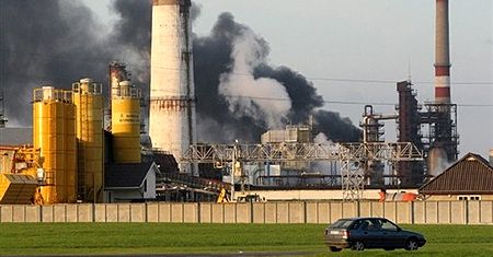 Trwa dogaszanie groźnego pożaru w rafinerii w Możejkach