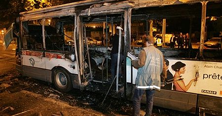 Na przedmieściach Paryża znów płoną autobusy