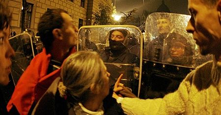 Policja usunęła demonstrantów z placu przed węgierskim parlamentem
