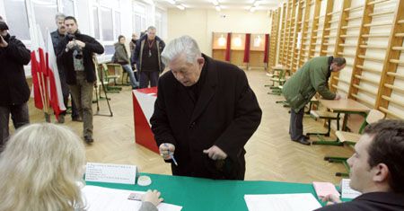 PKW: do godz. 16.30 średnia frekwencja wyniosła 28,81%