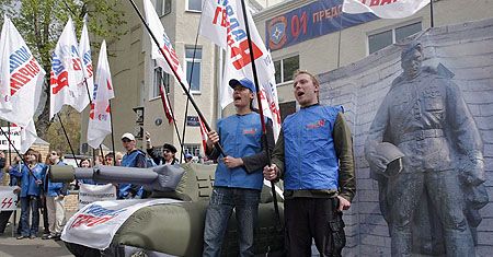 Zdemontują ambasadę w zamian za demontaż pomnika?