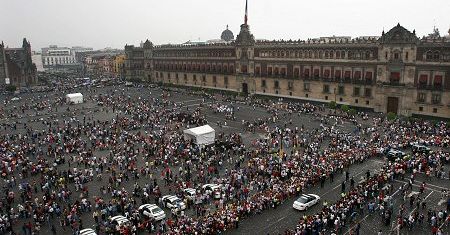 Tysiące ludzi **ściągnęło z** siebie ubrania w Meksyku