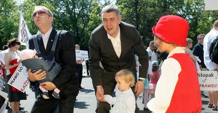 "Wstrętni pederaści" grożą Giertychowi sądem