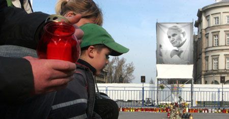 Dziesiątki zniczy na Pl. Piłsudskiego ku czci Jana Pawła II