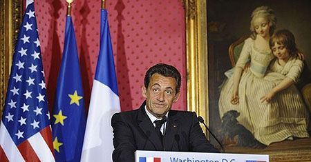 Sarkozy apeluje o silnego dolara