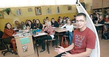 W łódzkim liceum uczniowie odpowiadają bujająco