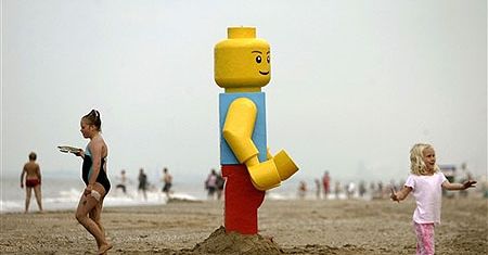 Wyłowili z morza 2,5-metrowego ludzika Lego