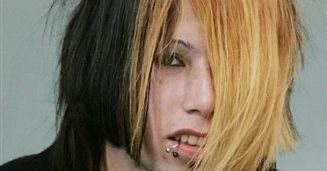 Ilu emo potrzeba, by wkręcić żarówkę?
