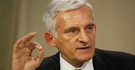 Jerzy Buzek dostał gołębia od szefa PE