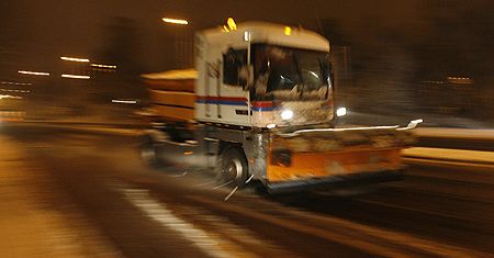 Śląsk: śnieg zasypał drogi, korki na wiele kilometrów