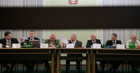 Przewodniczący komisji: uchylałem pytania posła PiS